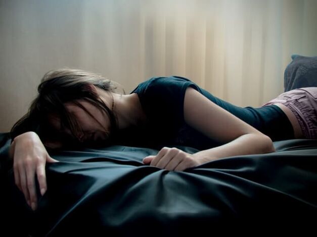 Apatia e stanchezza sono sintomi comuni della presenza di vermi nel corpo.