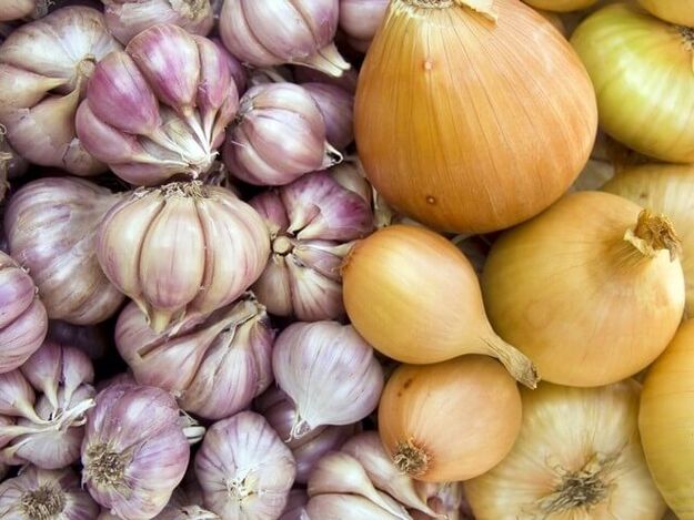 Cipolle fresche e aglio per eliminare i vermi