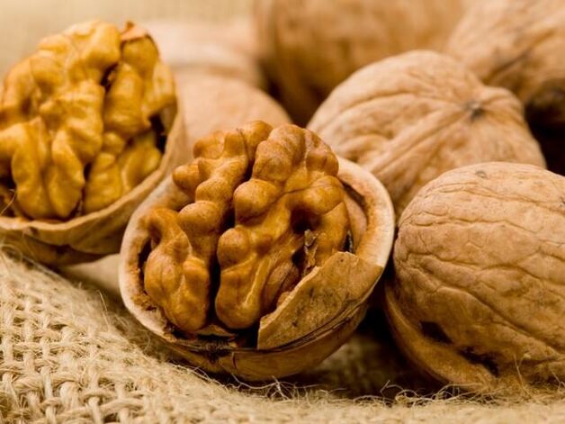 Le noci sono usate per trattare le elmintiasi a casa.